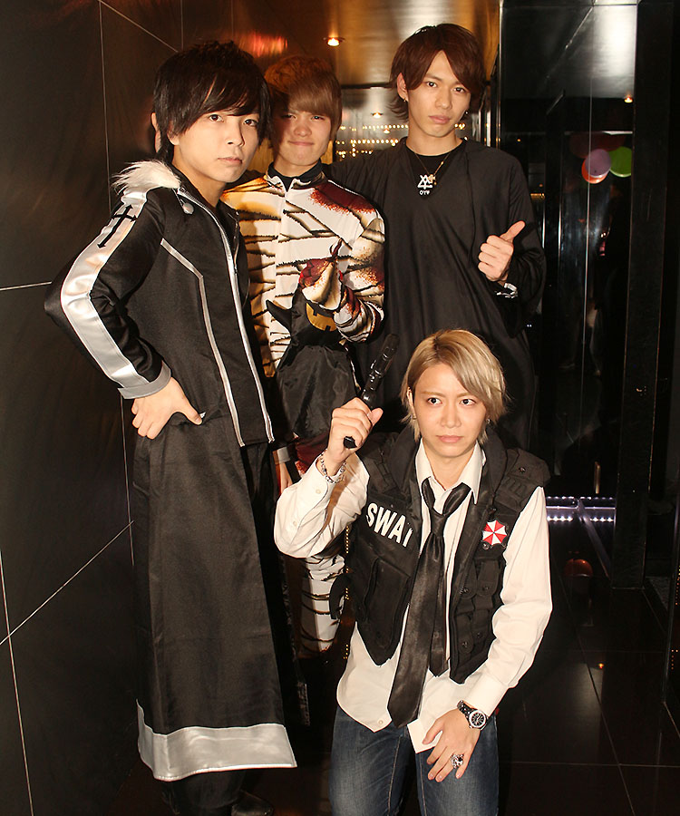 シックな衣装でハッピーハロウィン!