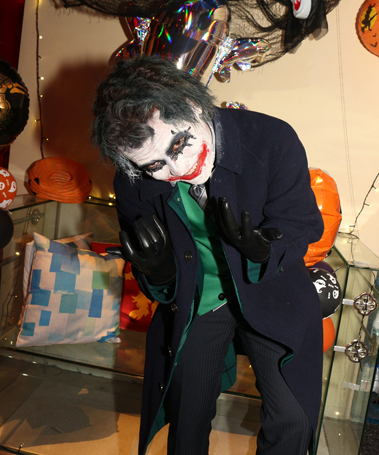 ヒース・レジャーのジョーカーを彷彿とさせます！