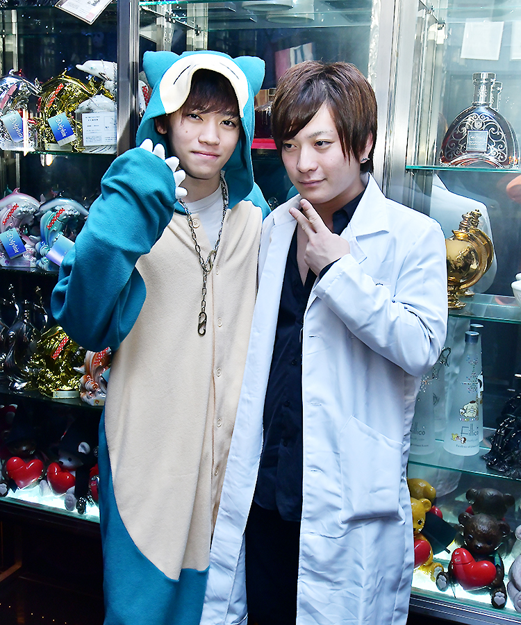 可愛いカビゴンのコスプレとクールな科学者!!