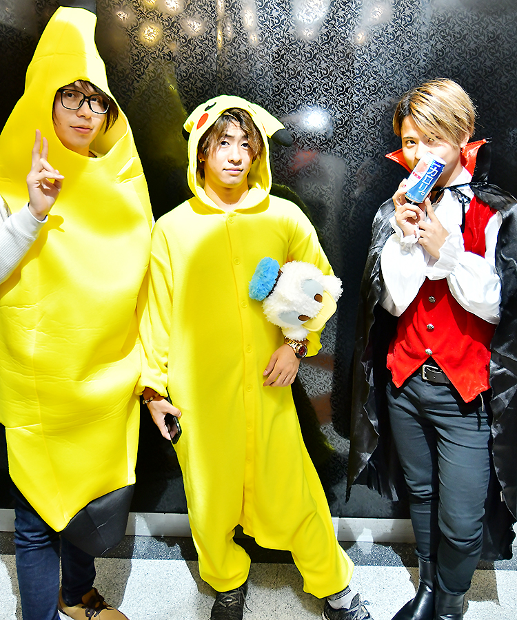 バナナ、ピカチュウ、ドラキュラの格好で登場!!