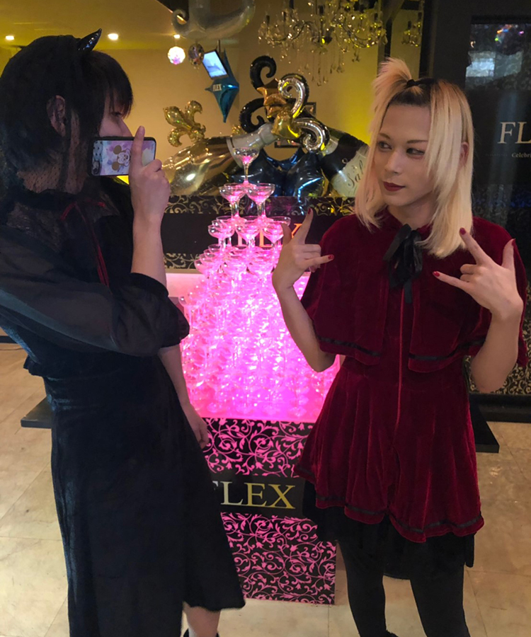 キレイな魔女二人からツーショット☆